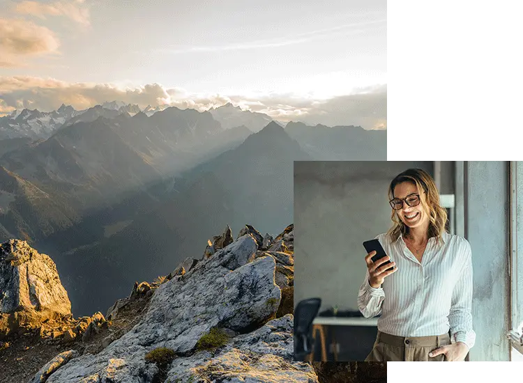 Eine Frau am Smartphone und Berge
