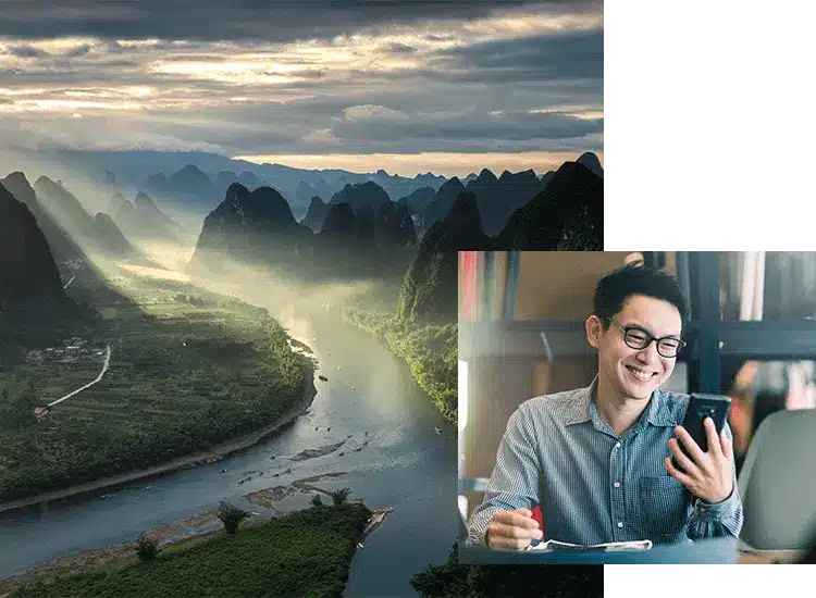 Ein Fluss und Mann am Smartphone