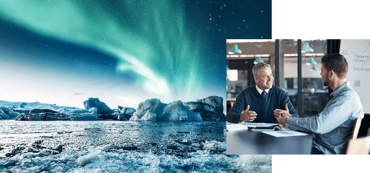 Männer am Tisch und Nordlichter